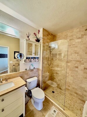 Douche, sèche-cheveux, bidet, serviettes fournies