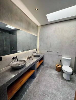 Shower, jetted bath, hair dryer, towels
