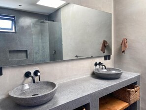 Douche, baignoire à jets, sèche-cheveux, serviettes fournies