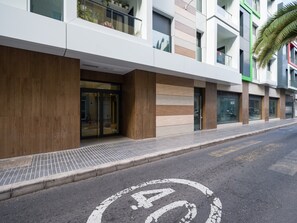 House | Exterior - Apartment in La Isleta Near Las Canteras Beach (Las Palmas de Gran Canaria)