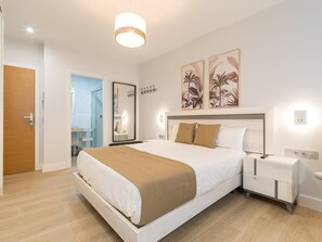 Casa | 1 dormitorio y tabla de planchar con plancha