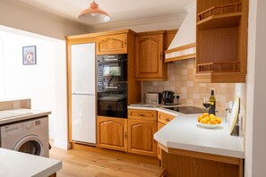 Kühlschrank, Mikrowelle, Ofen, Wasserkocher mit Kaffee-/Teezubehör