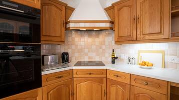 Fridge, microwave, oven, coffee/tea maker