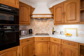 Kühlschrank, Mikrowelle, Ofen, Wasserkocher mit Kaffee-/Teezubehör