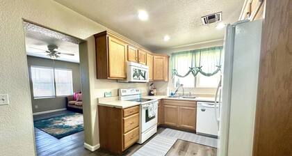 Charming 3-bedroom house with WiFi and AC in tranquil Pima Peach Cottage.