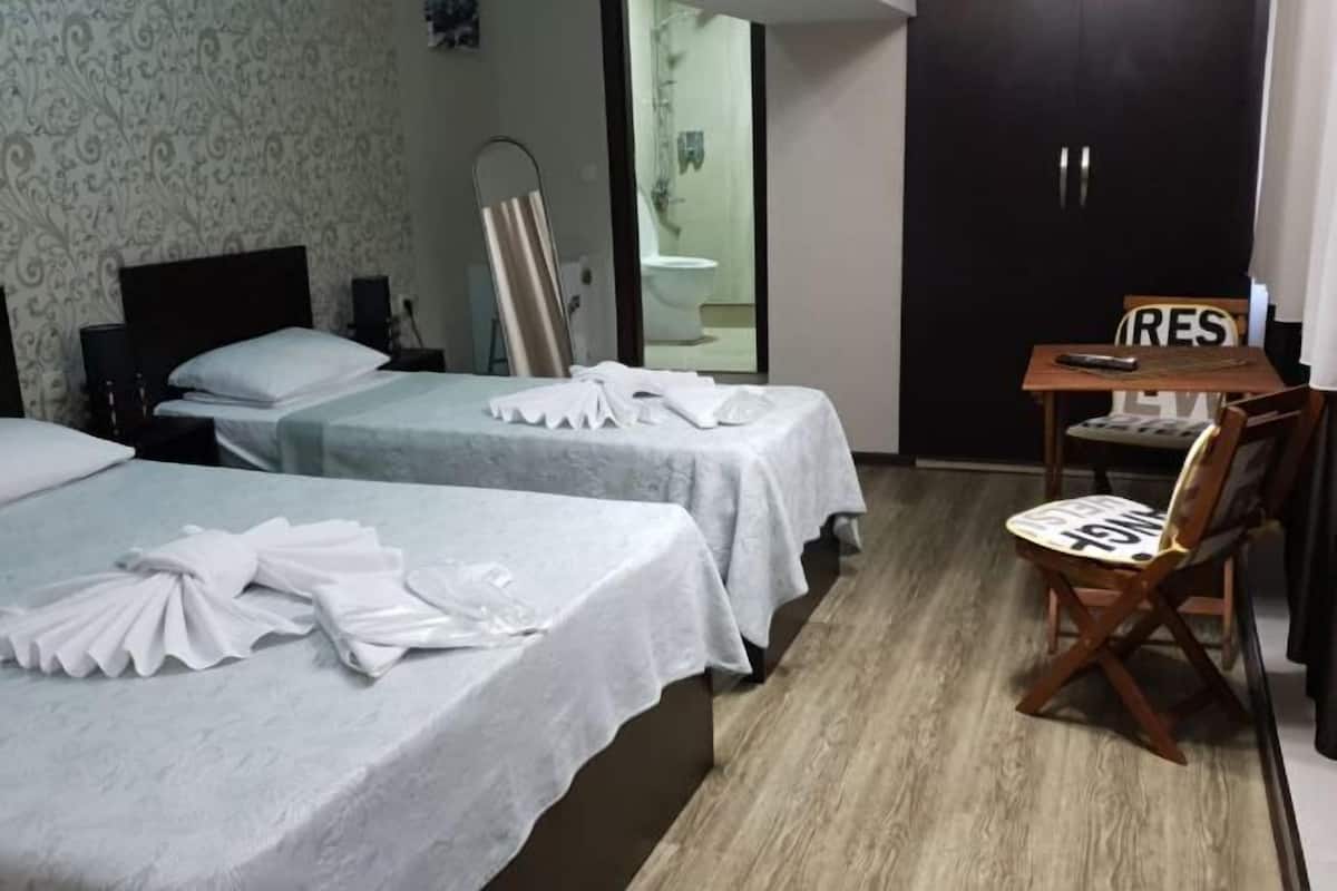 Cortinas opacas, tabla de planchar con plancha, wifi gratis