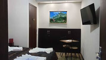 Dobbeltrom – basic | Blendingsgardiner, strykejern/-brett og wi-fi (inkludert)