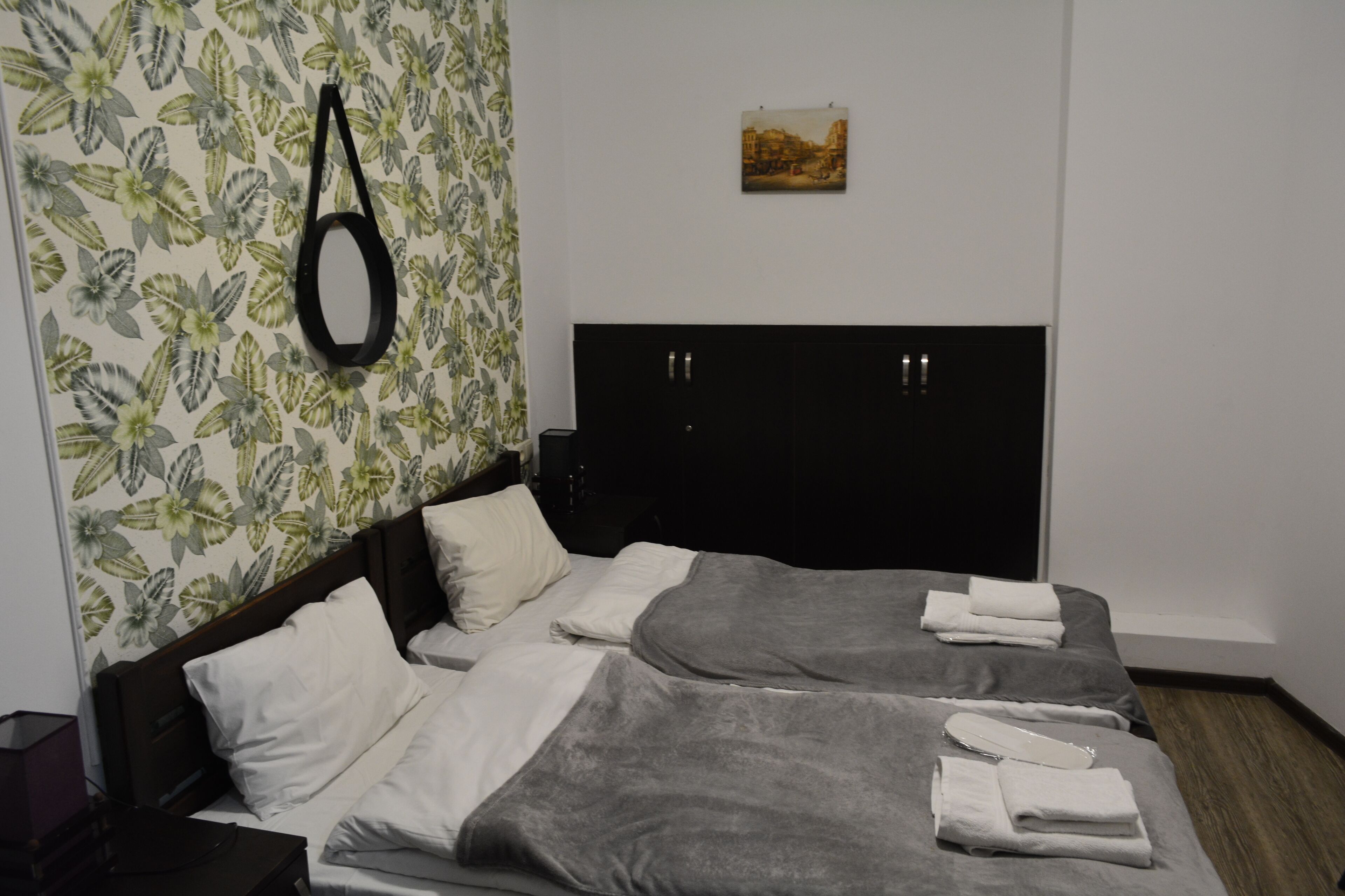 Habitación básica con 2 camas individuales | Cortinas opacas, tabla de planchar con plancha, wifi gratis