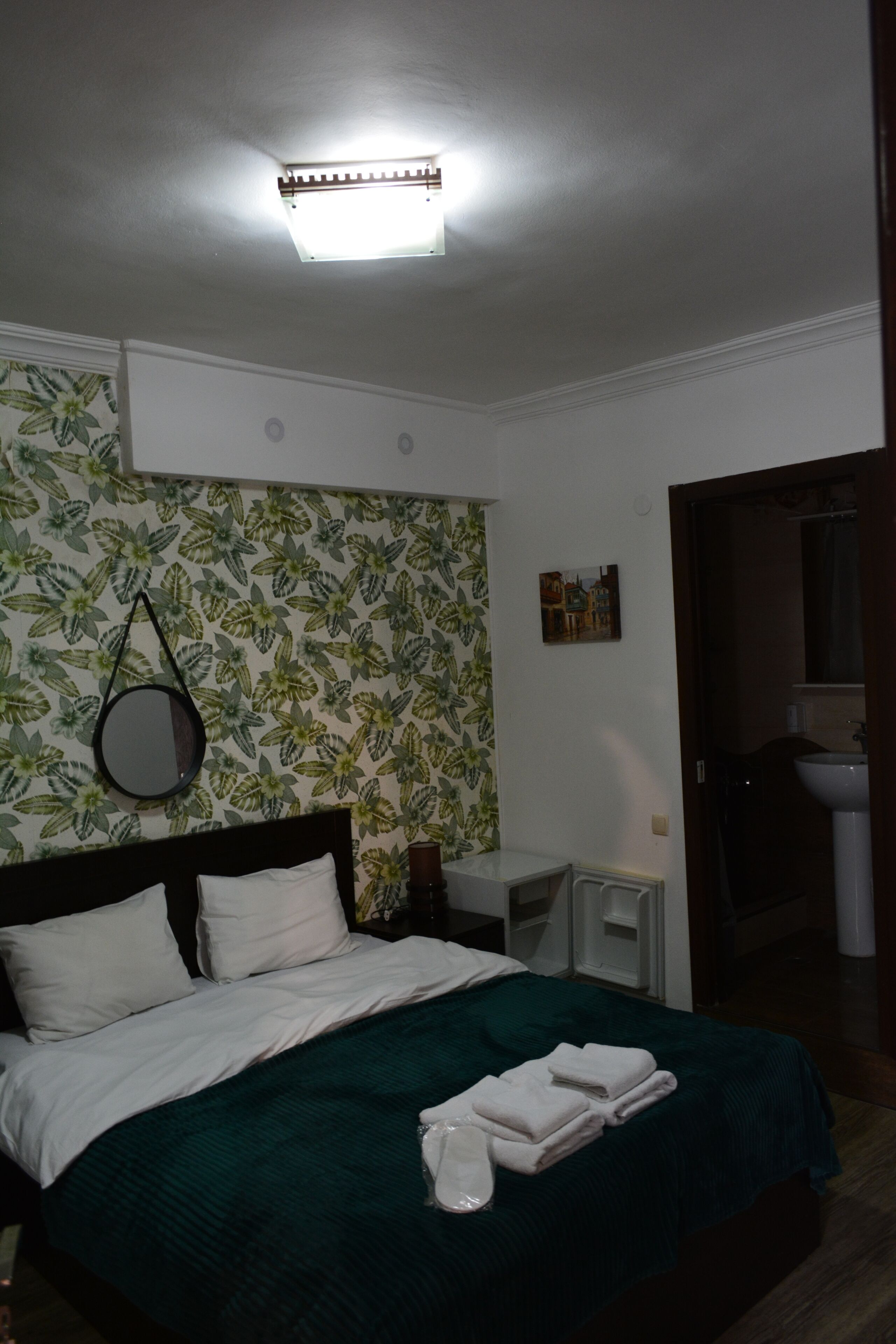 Habitación básica doble | Cortinas opacas, tabla de planchar con plancha, wifi gratis