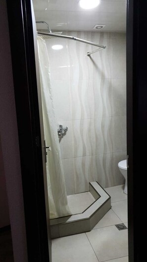 Basic İki Ayrı Yataklı Oda | Banyo | Duş, saç kurutma makinesi, terlik, havlu 