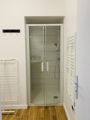 Dusche, Haartrockner, Handtücher, Toilettenpapier