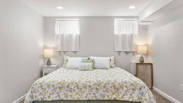 1 slaapkamer, een bureau, een strijkplank/strijkijzer, wifi