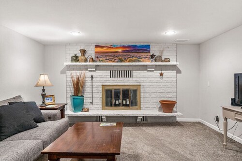 Modern Downtown Oasis ~ Sunny Garden ~ King Beds!