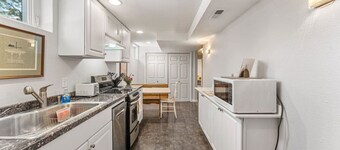 Modern Downtown Oasis ~ Sunny Garden ~ King Beds!