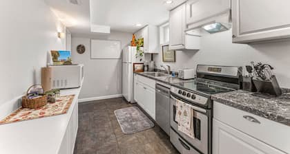 Modern Downtown Oasis ~ Sunny Garden ~ King Beds!