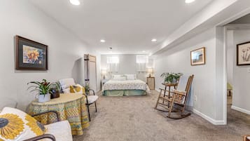 1 bedroom, desk, iron/ironing board, WiFi