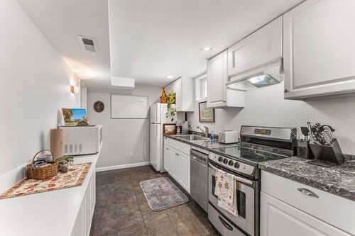 Modern Downtown Oasis ~ Sunny Garden ~ King Beds!