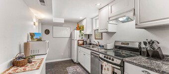 Modern Downtown Oasis ~ Sunny Garden ~ King Beds!