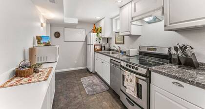 Modern Downtown Oasis ~ Sunny Garden ~ King Beds!