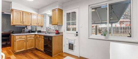 Jääkaappi, mikroaaltouuni, uuni, liesi