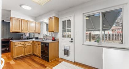 Spacious & Comfy ~ Close to Everything ~ Backyard!