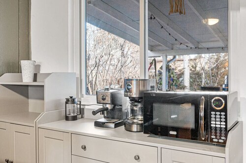 Spacious & Comfy ~ Close to Everything ~ Backyard!