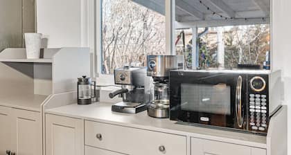 Spacious & Comfy ~ Close to Everything ~ Backyard!