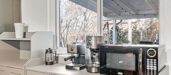 Spacious & Comfy ~ Close to Everything ~ Backyard!