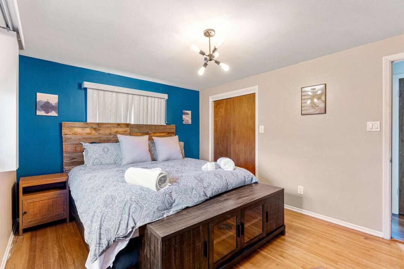 1 habitación, escritorio, tabla de planchar con plancha y wifi 