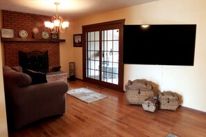 TV, fireplace