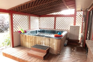 Indoor spa tub - Sunny Family Retreat | HotTub, GameRoom, Backyard (Longmont)