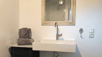 Suihku, ympäristöystävälliset hygieniatuotteet, hiustenkuivaaja