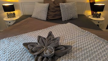2 bedrooms, desk, iron/ironing board, travel cot