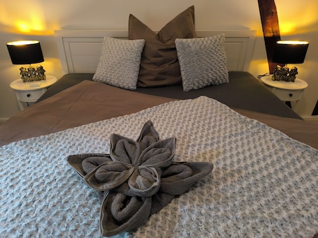 2 bedrooms, desk, iron/ironing board, travel cot. Former stable building invites you to relax. Country house meets comfort.