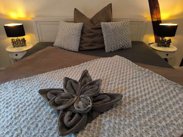 2 間睡房、書桌、熨斗/熨衫板、可攜式嬰兒床