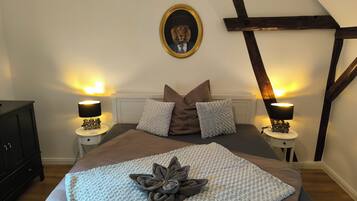 2 makuuhuonetta, työpöytä, silitysrauta/-lauta, vauvan matkasänky