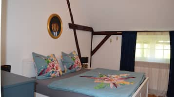 2 makuuhuonetta, työpöytä, silitysrauta/-lauta, vauvan matkasänky