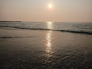 A beach with the sun reflecting on the water. - 4 Star Holiday Home in Thyboron (Thyborøn)