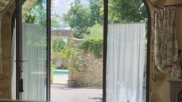 5 chambres, fer et planche à repasser, Wi-Fi, draps fournis