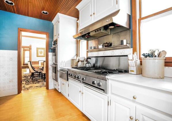 ハウス ベッド (複数台) キッチン ガーデンビュー (Big Foot Valley Farmhouse) | 専用キッチン | 冷蔵庫、電子レンジ、オーブン、コンロ