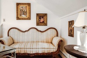 Hus - flera sängar - kök - utsikt mot trädgården (Big Foot Valley Farmhouse) | Vardagsrum | Tv