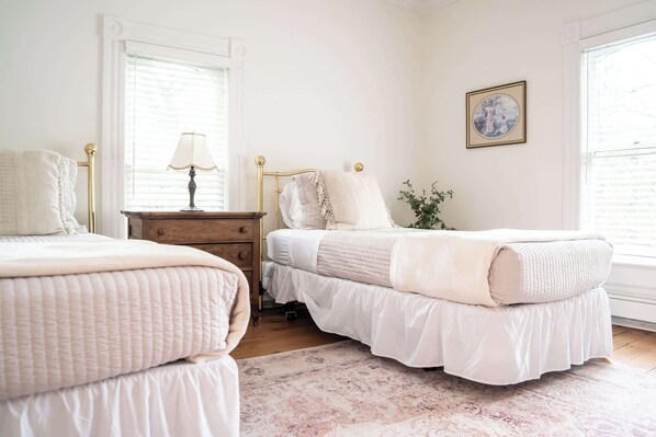 Hus - flera sängar - kök - utsikt mot trädgården (Big Foot Valley Farmhouse) | 4 sovrum och gratis wi-fi