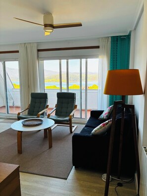 Smart TV, ping pong, stereo - Beautiful 2 bedroom apartment in Barreiros. Impressive views. (Viladaíde)