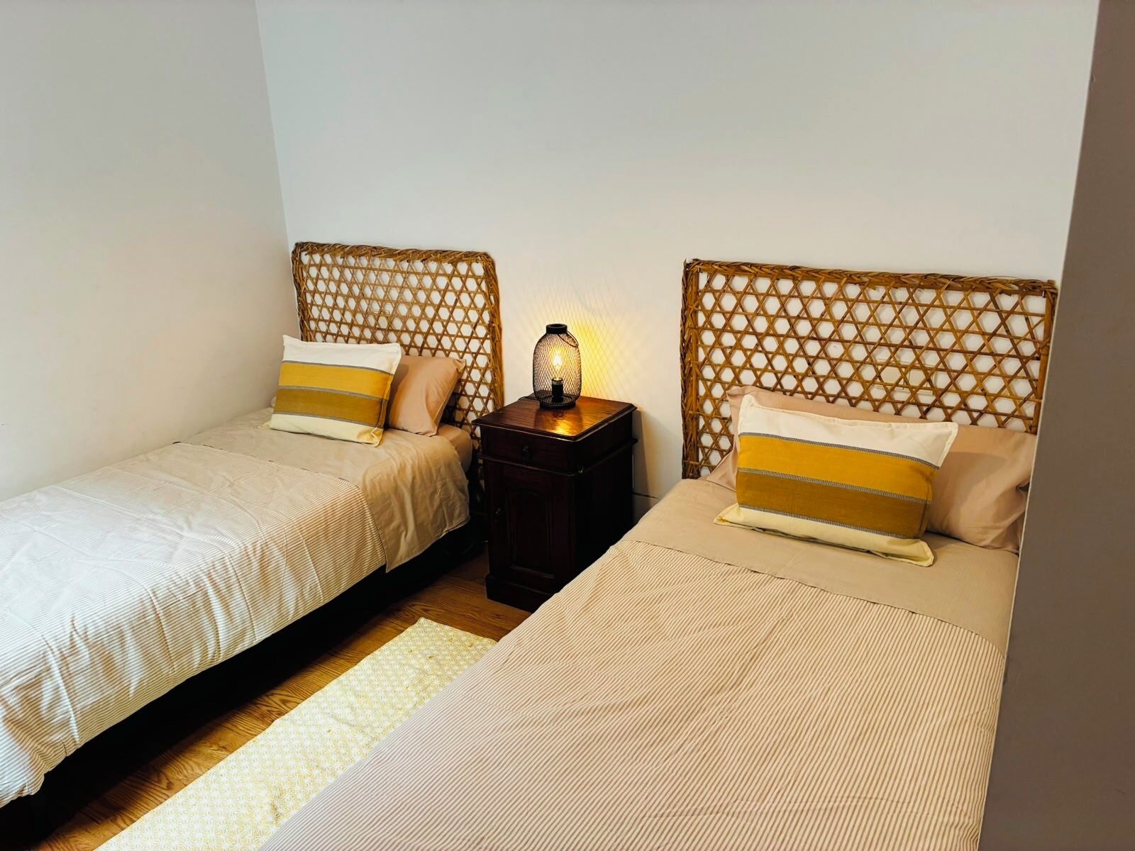 2 habitaciones, tabla de planchar con plancha y cuna de viaje 