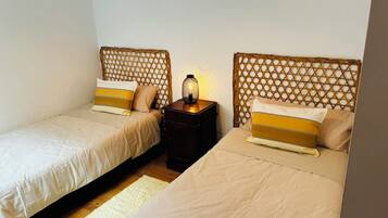 2 habitaciones, tabla de planchar con plancha y cuna de viaje