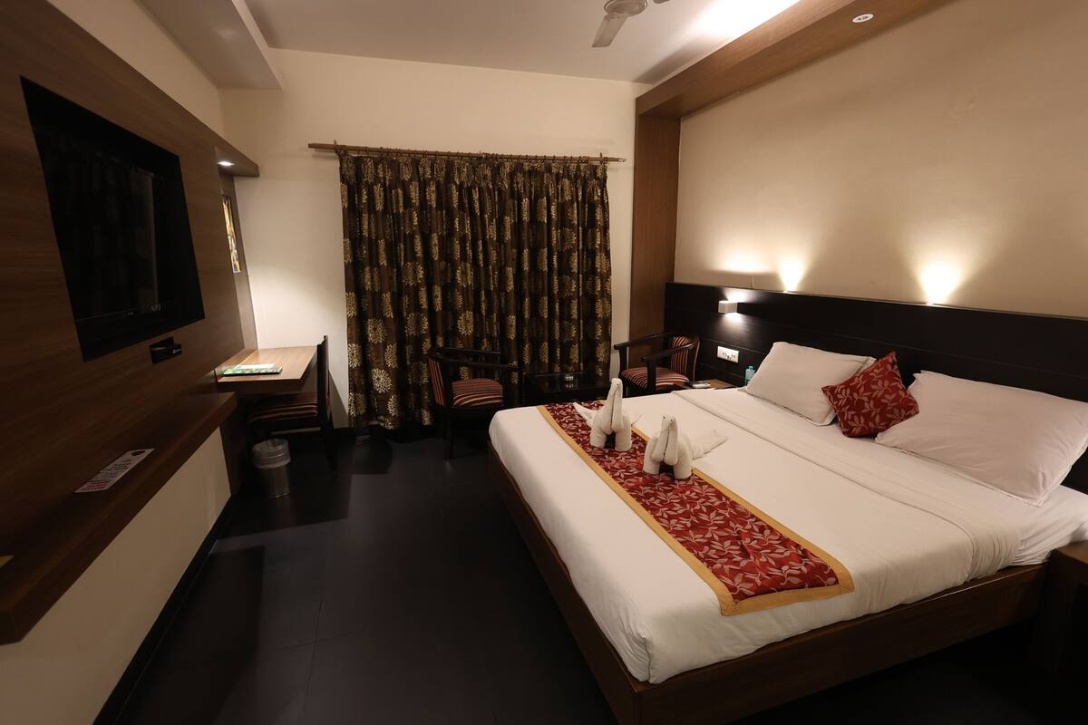 Executive Double Room | Desk, rollaway beds (surcharge), WiFi (free), bed sheets