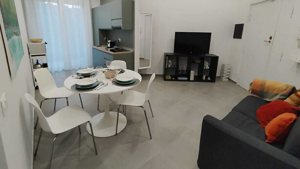 A modern living room with a dining area, a kitchen, and a TV. - "Nicolini 39" Central, recently renovated, perfect for groups. (Napoli)