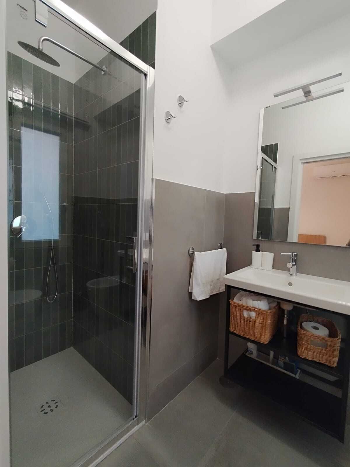 Douche, sèche-cheveux, bidet, serviettes fournies