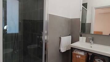 Douche, sèche-cheveux, bidet, serviettes fournies