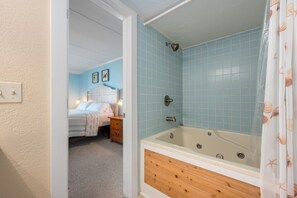 Douche, séchoir à cheveux, serviettes fournies